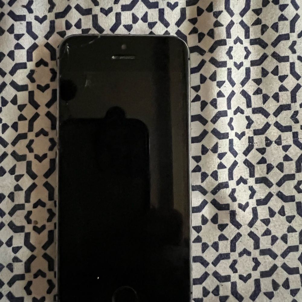 4 iPhones - Picture 3 of 8